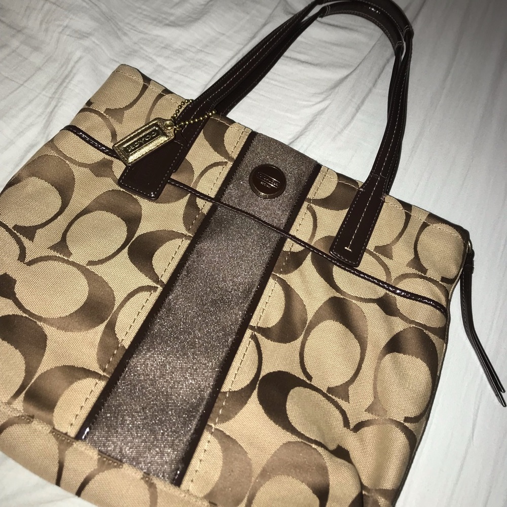 Coach tote no signs of wear